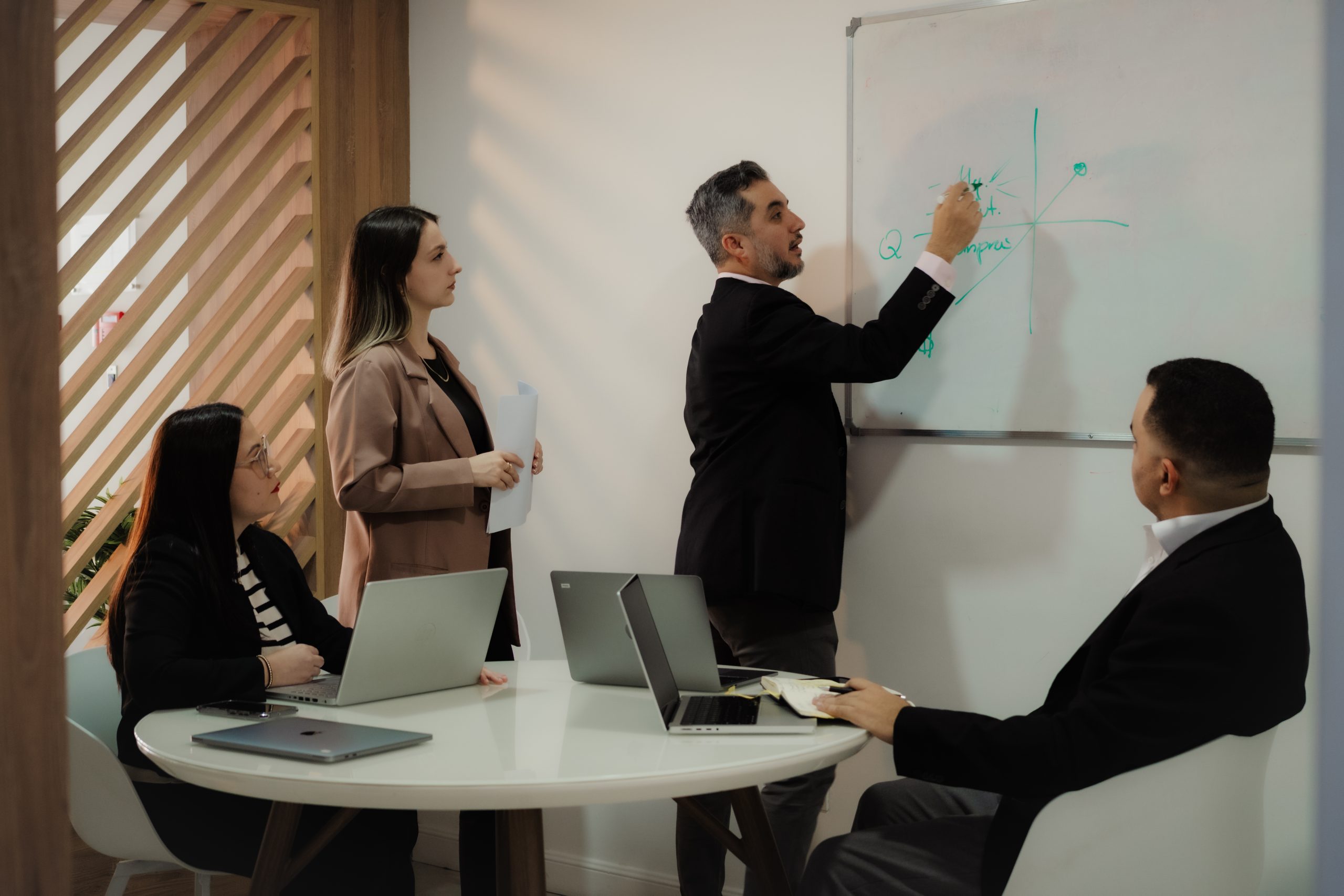 Soluciones-empresariales-personalizadas-RHO-Consulting